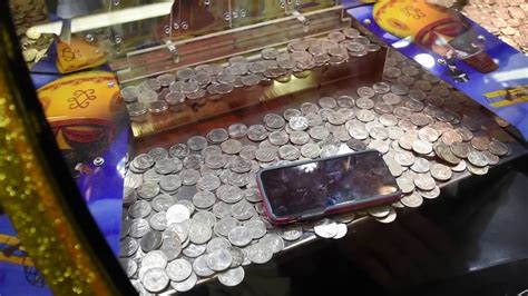 игровой аппарат с монетами